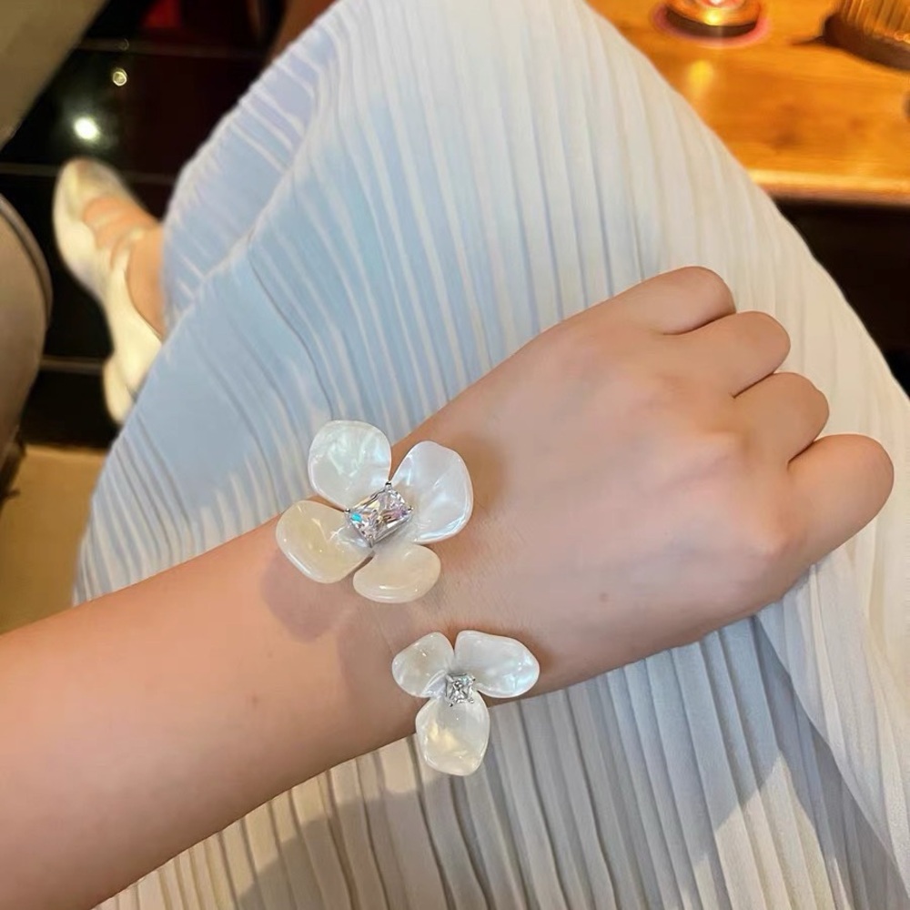 Elegant White Floral Bracelet